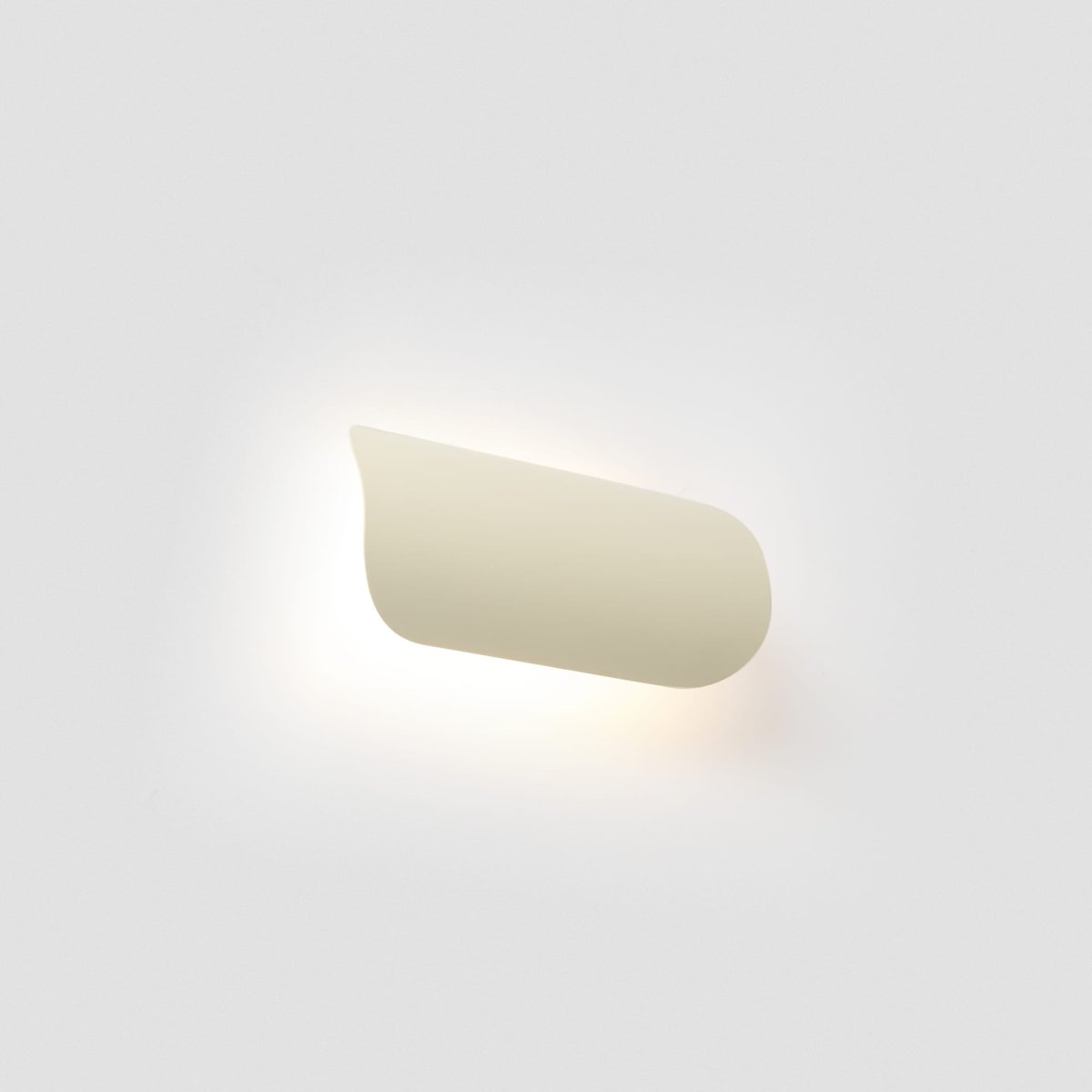 Novo 25cm Beige wandlamp Van Faro Barcelona - De in drie standen uitklapbare voorkant maakt het gemakkelijk om het indirecte ledlicht te richten en verschillende sferen te cre&euml;ren.