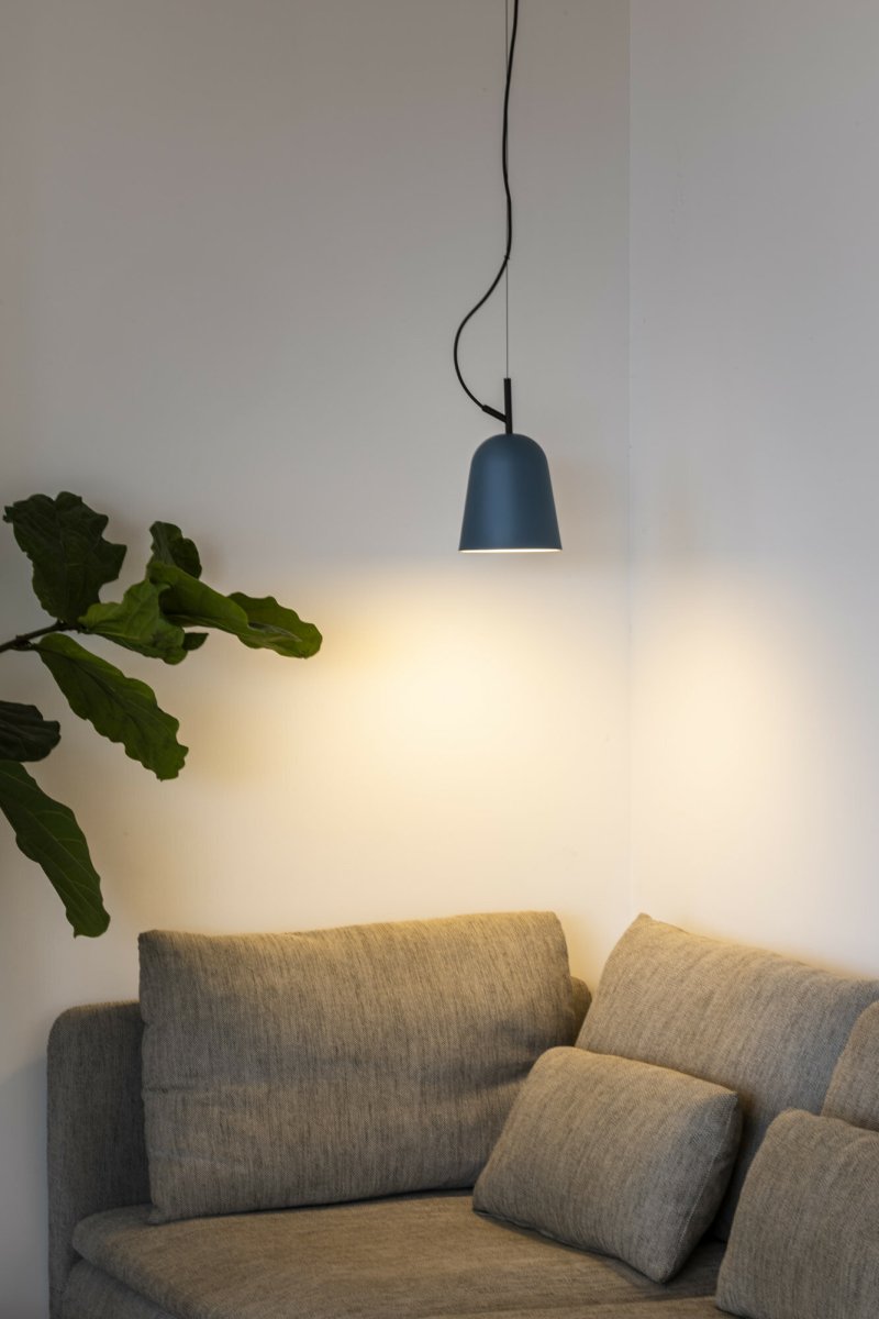 Studio Ø10 Blauw hanglamp Van Faro Barcelona - De unieke kabelklem in de vorm van een boomtak geeft de lamp een persoonlijk en speels karakter.