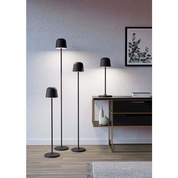 Mannera 140cm Zwart Draagbare Van Eglo - Dankzij de draadloze functie kan de lamp vrij in de kamer worden geplaatst en verspreidt hij een gelijkmatig en aangenaam licht - ideaal om sfeer te creëren of om bij te lezen.