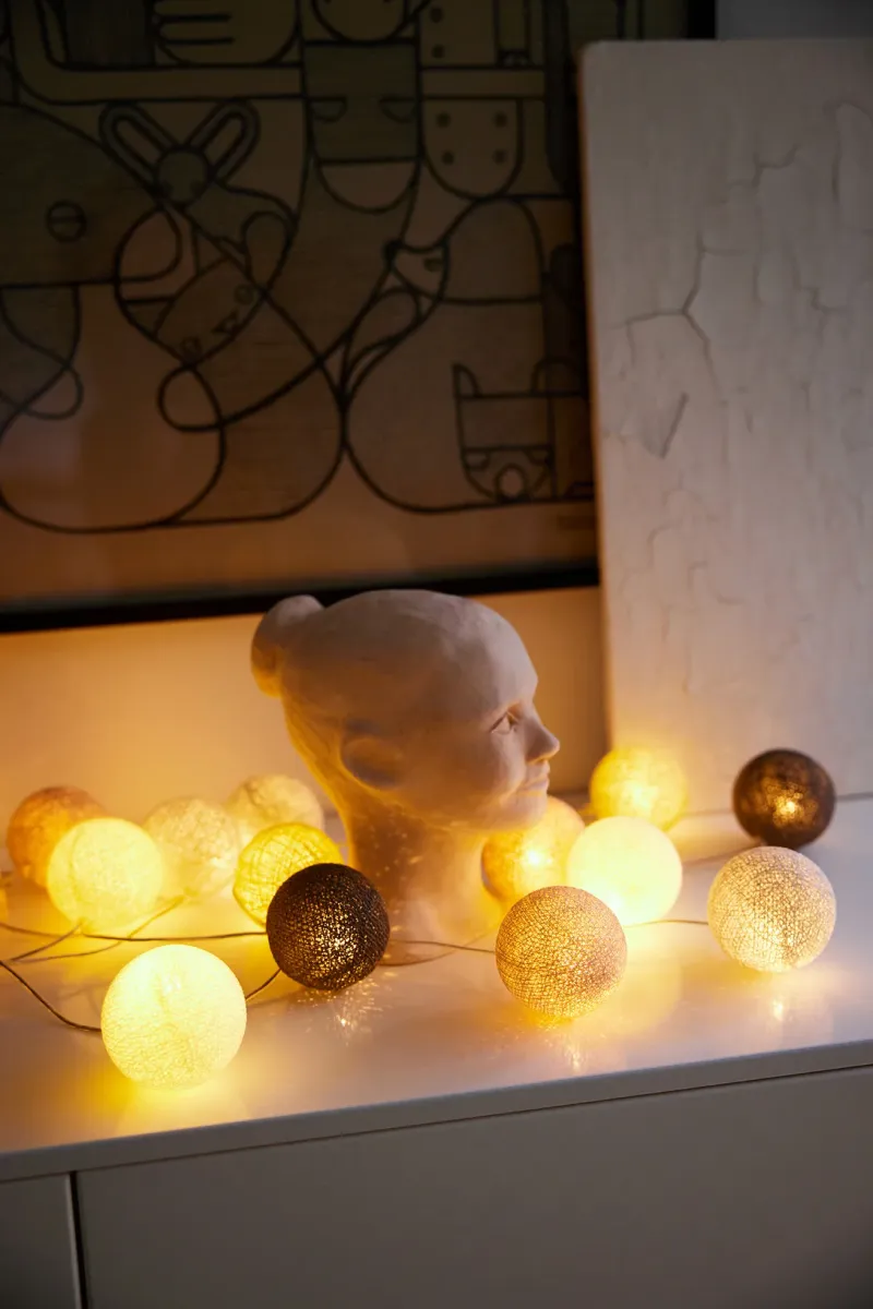 Irislights Blush 35-lights Veelkleurig Van Irislights - De lichtslinger bestaat uit handgemaakte bollen van katoen en polyester met een bijbehorend kunststof snoer.