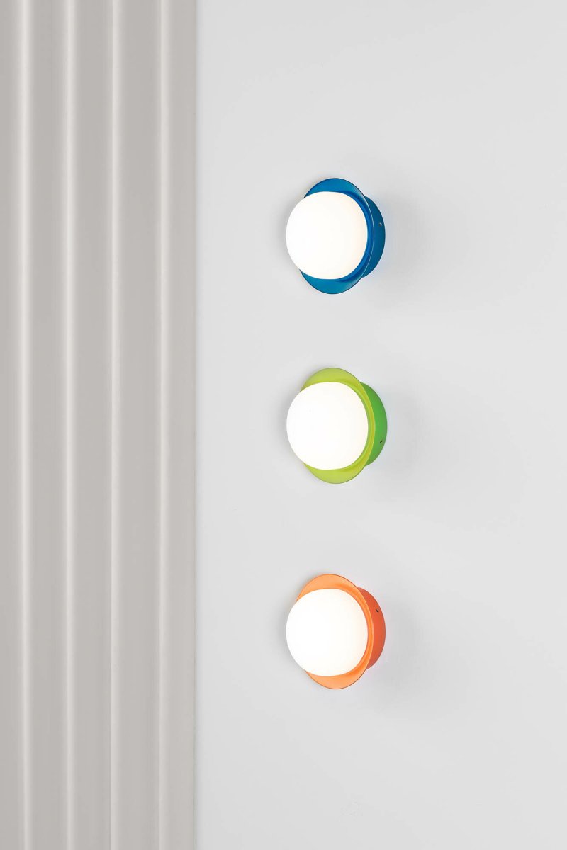 May Ø12 Blauw badkamerlamp Van Faro Barcelona - May is een ronde en stijlvolle lamp, ontworpen door Faro Lab, die zowel aan de wand als aan het plafond kan worden gemonteerd.