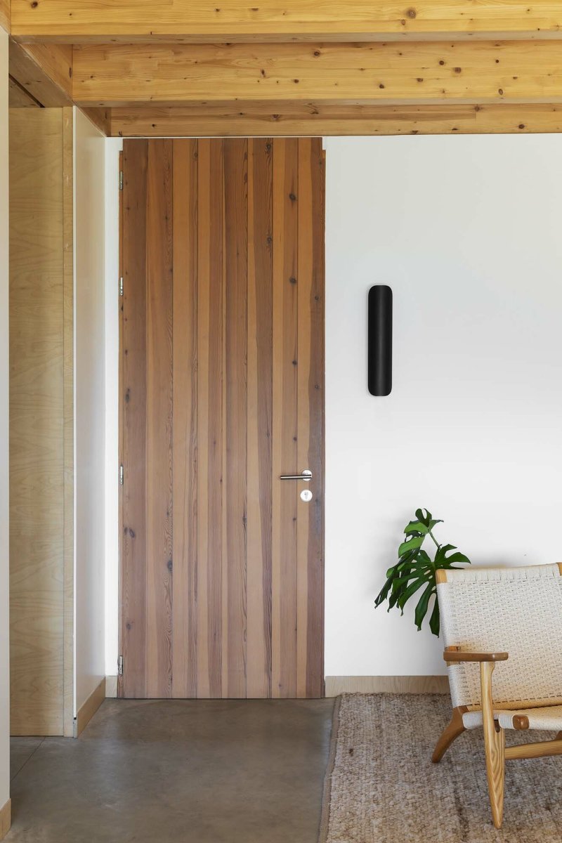 Novo 50cm Zwart wandlamp Van Faro Barcelona - De lamp is gemaakt van metaal en kan zowel verticaal als horizontaal worden gemonteerd, waardoor hij flexibel is voor verschillende ruimtes en behoeften.