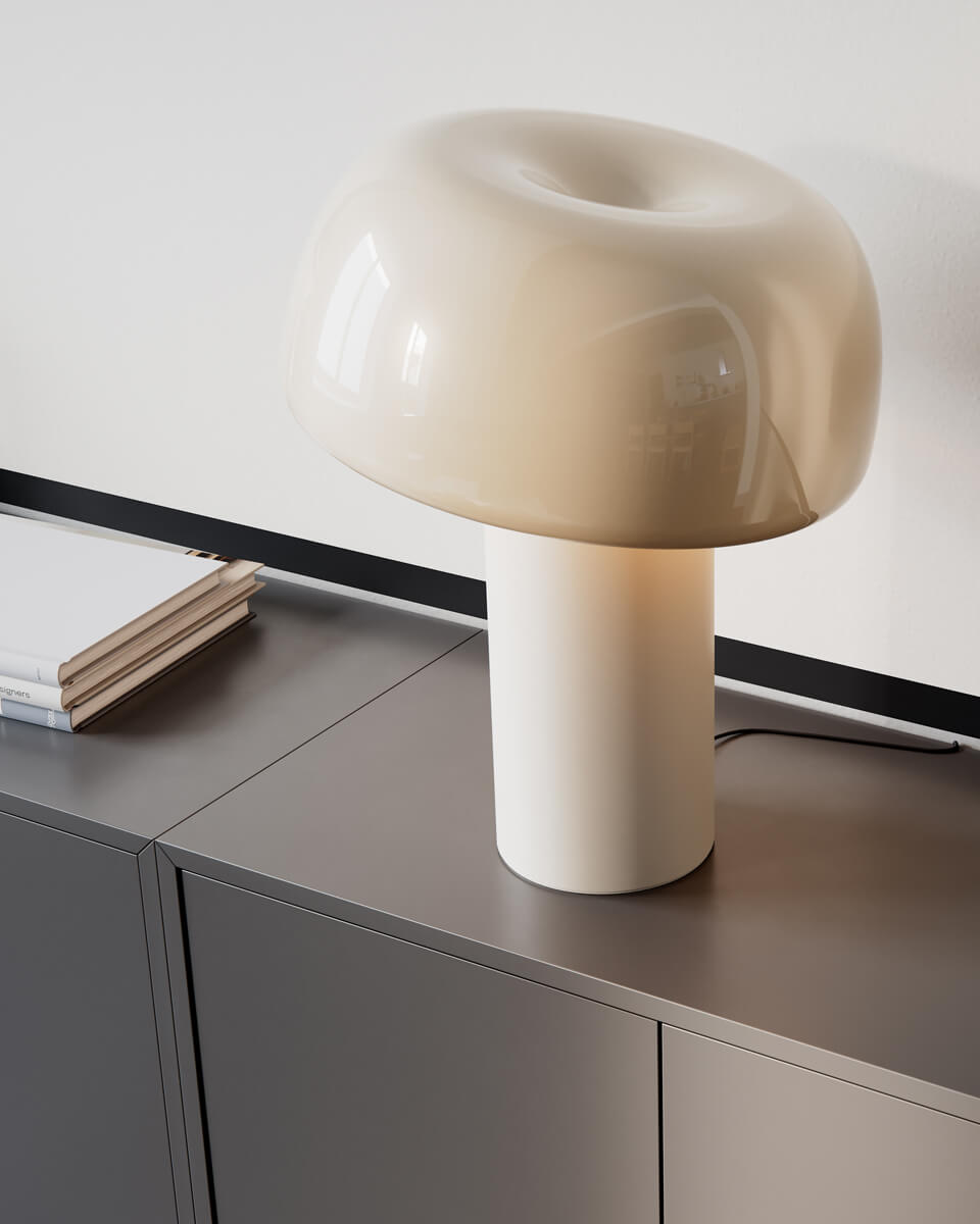 Lean on Me 40cm Beige tafellamp Van By Rydéns - De lamp is gemaakt van metaal, waarbij de lampenvoet een matte afwerking heeft en de kap een glanzende afwerking, wat een mooi contrast cre&euml;ert.