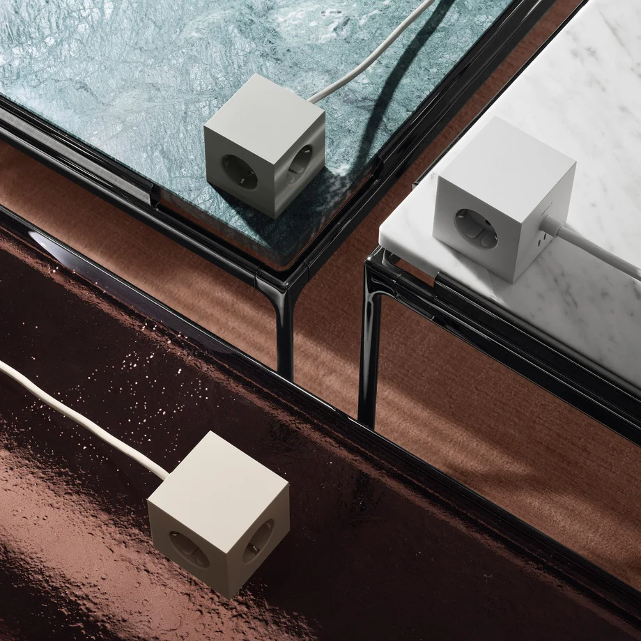 Square 1 with 30W Dual USBC & Magnetic base, 3m Grijs Van Avolt - Stekkerdoos van Avolt met een stijlvol design, voorzien van een lang PVC-snoer, een kubus van gerecycled plastic en een magnetisch plaatje aan de onderkant, zodat u de stekkerdoos gemakkelijk aan de muur kunt hangen.