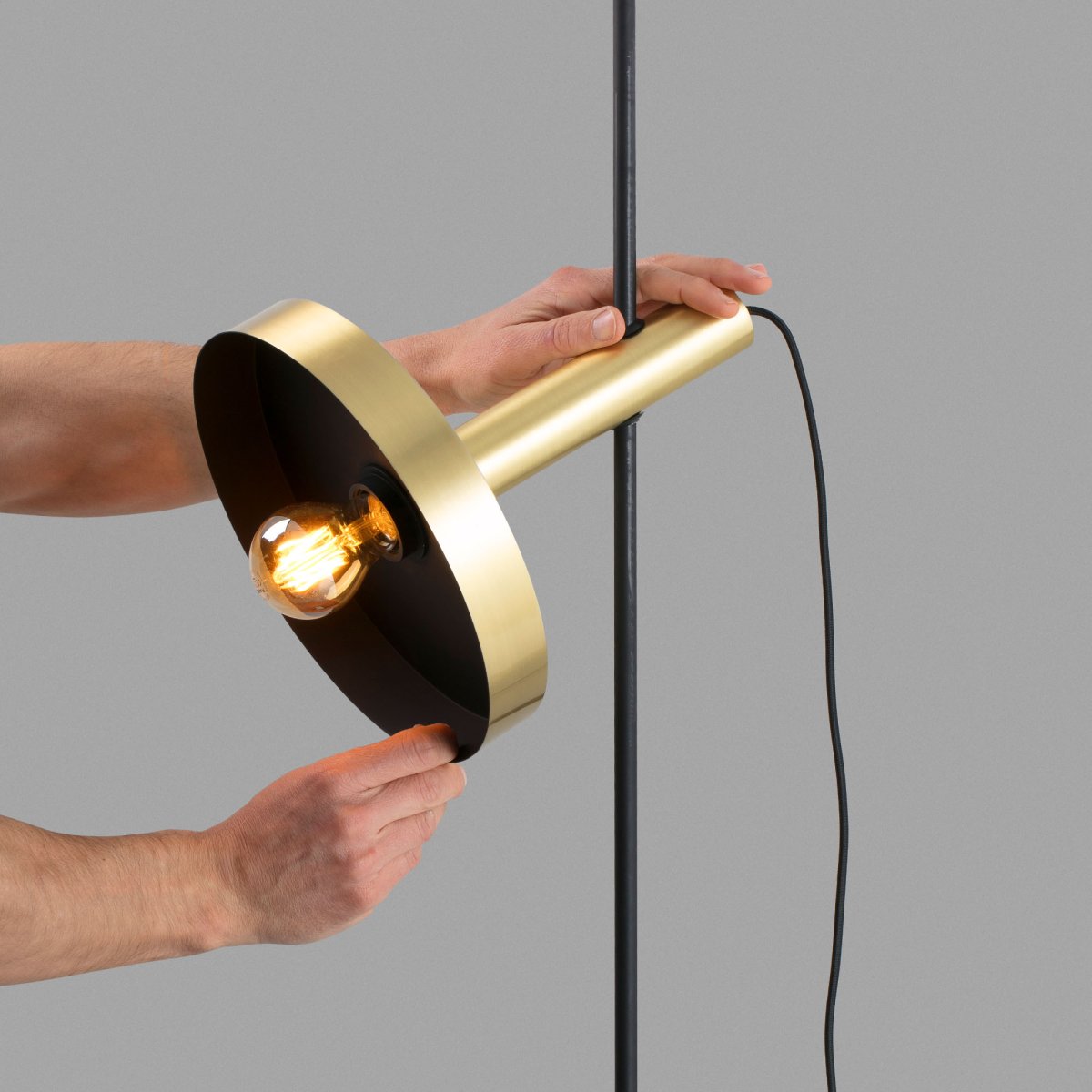 Whizz Goud vloerlamp Van Faro Barcelona - Whizz is een exclusieve staande lamp, ontworpen door Christoph Friedrich Wagner, die moderne materiaalkeuzes combineert met een tijdloze vorm.