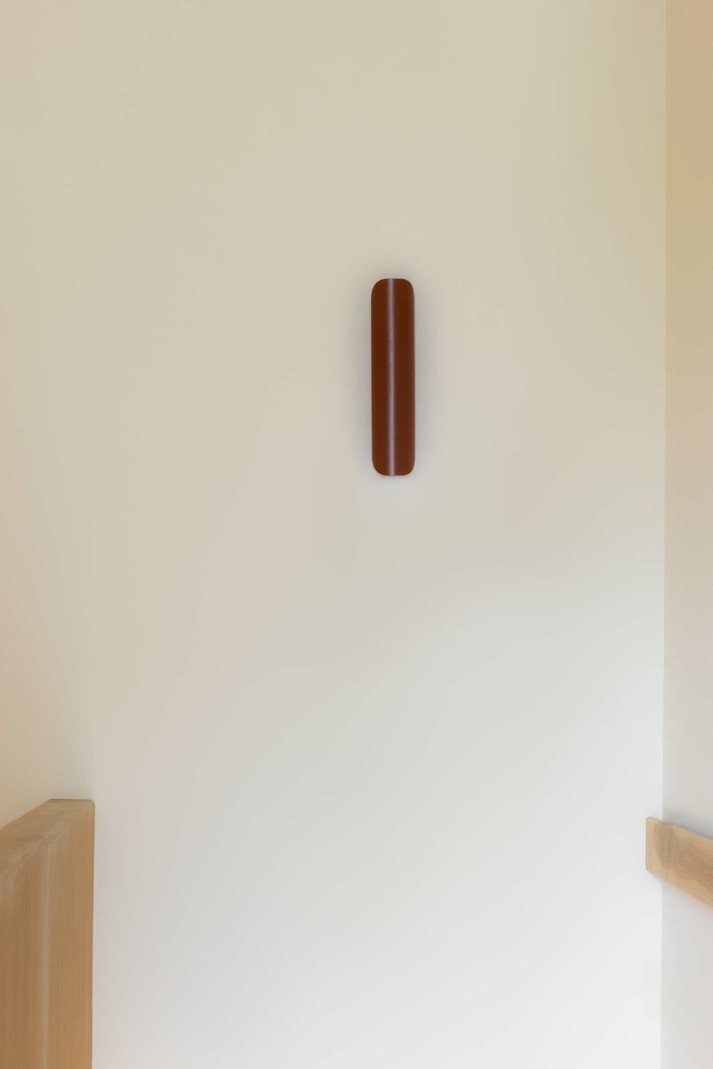 Novo 50cm Terracotta wandlamp Van Faro Barcelona - De lamp is gemaakt van metaal en kan zowel verticaal als horizontaal worden gemonteerd, waardoor hij flexibel is voor verschillende ruimtes en behoeften.