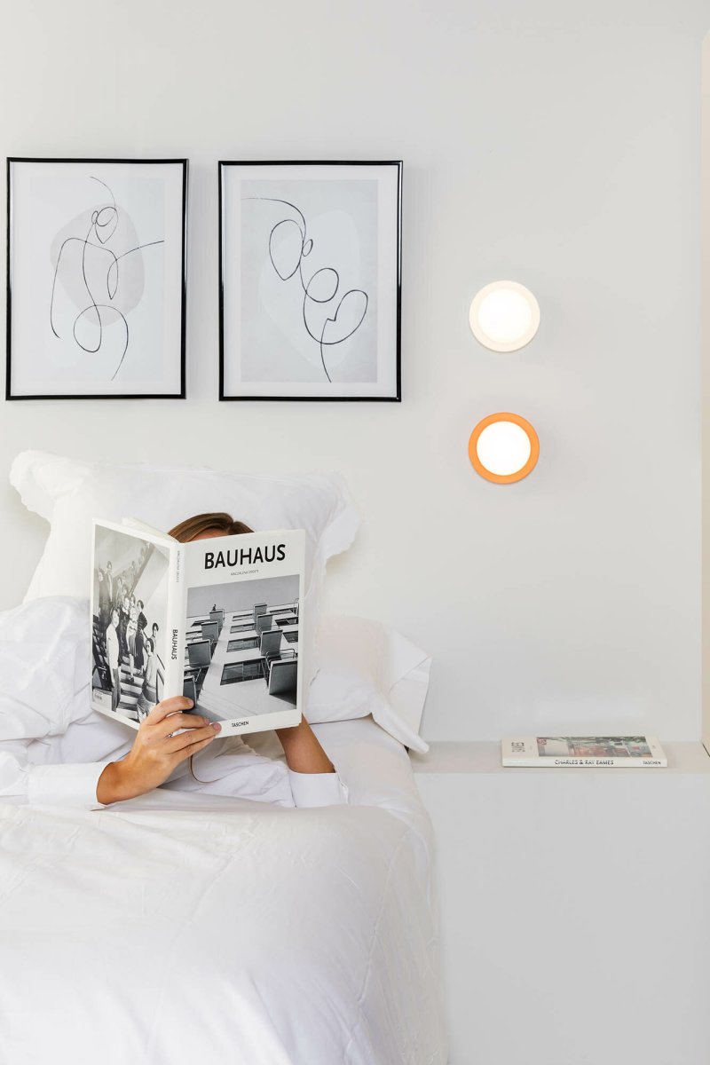 May Ø12 Koraal badkamerlamp Van Faro Barcelona - May is een ronde en stijlvolle lamp, ontworpen door Faro Lab, die zowel aan de wand als aan het plafond kan worden gemonteerd.