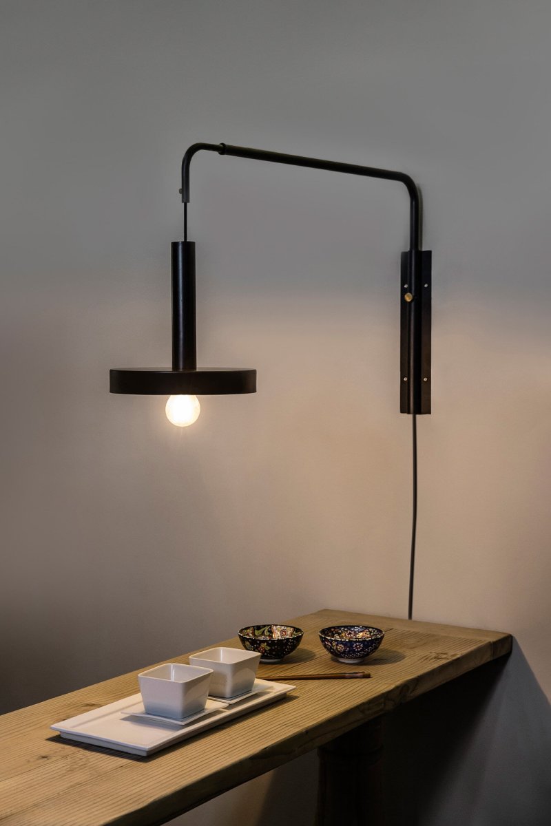 Whizz 70cm Zwart wandlamp Van Faro Barcelona - Whizz is een designserie van Christoph Friedrich Wagner die moderne esthetiek combineert met exclusieve materiaalkeuzes.