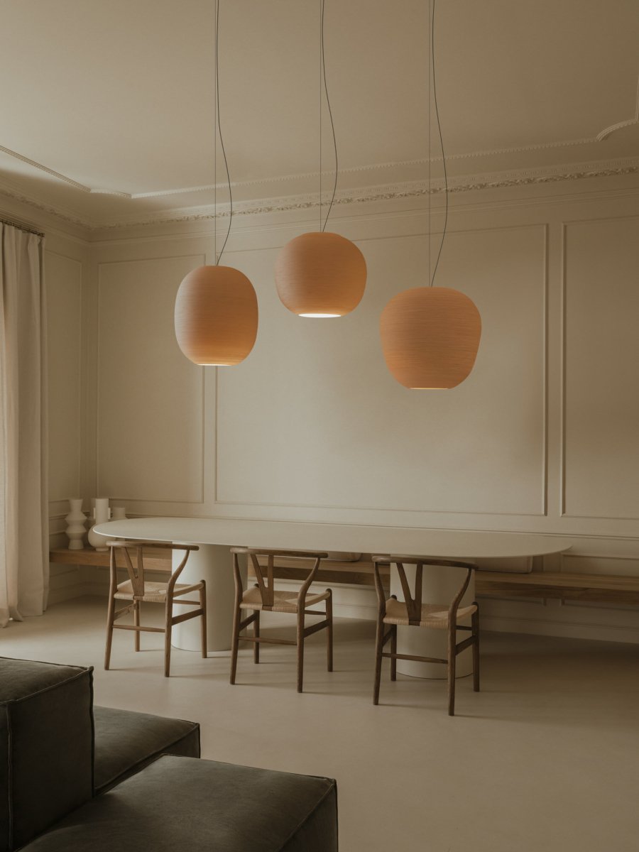 Tierra Ø50 Beige hanglamp Van Faro Barcelona - De bijenkorfachtige vorm verspreidt een zacht licht en transformeert in een lichtsculptuur wanneer de lamp aan staat.