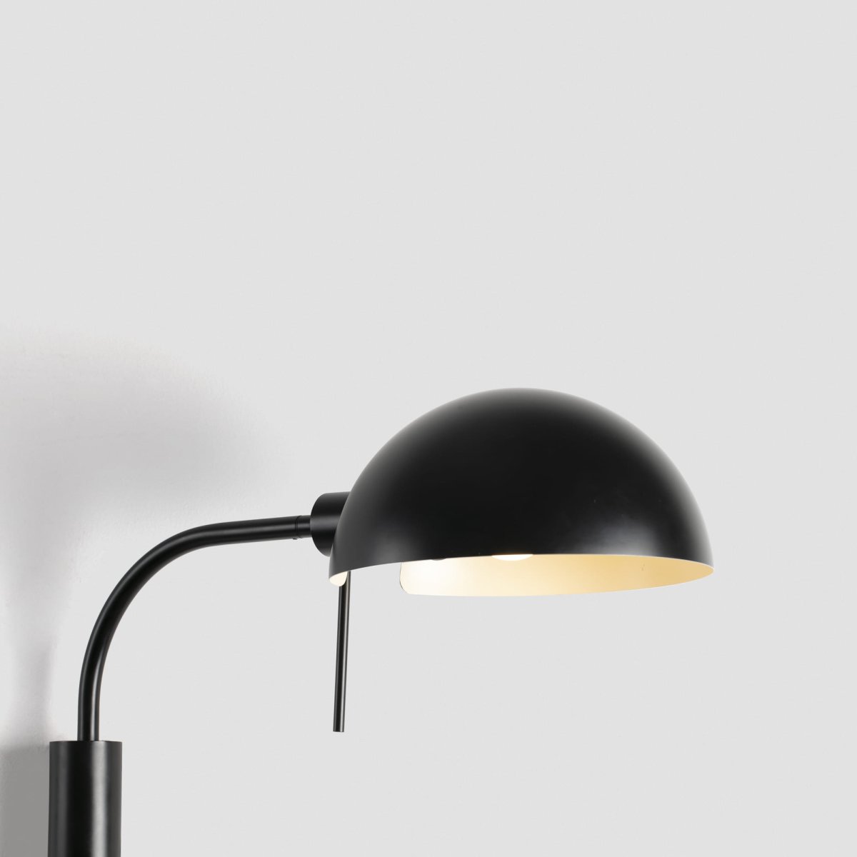 Dominica 50cm Zwart wandlamp Van Faro Barcelona - Ge&iuml;nspireerd door de esthetische beweging in Chicago tussen 1900 en 1940, straalt hij authenticiteit en elegantie uit.