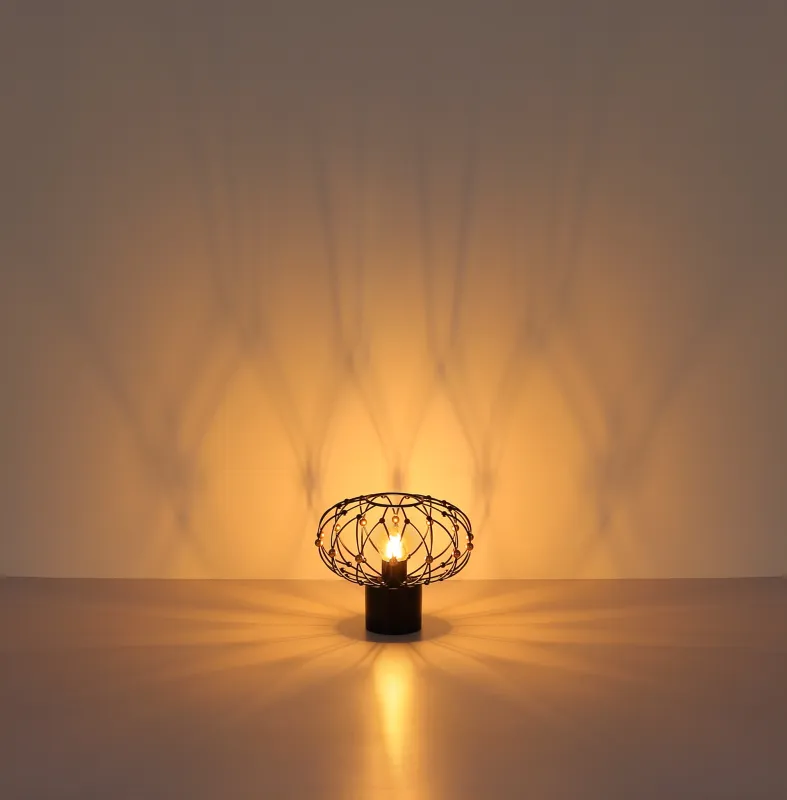 Greys 25cm Zwart tafellamp Van Globo Lighting - Den runda metallsk&auml;rmen i mattsvart med dekorativa guldf&auml;rgade detaljer ger lampan ett sofistikerat uttryck och blir ett stilfullt inslag i hemmet.