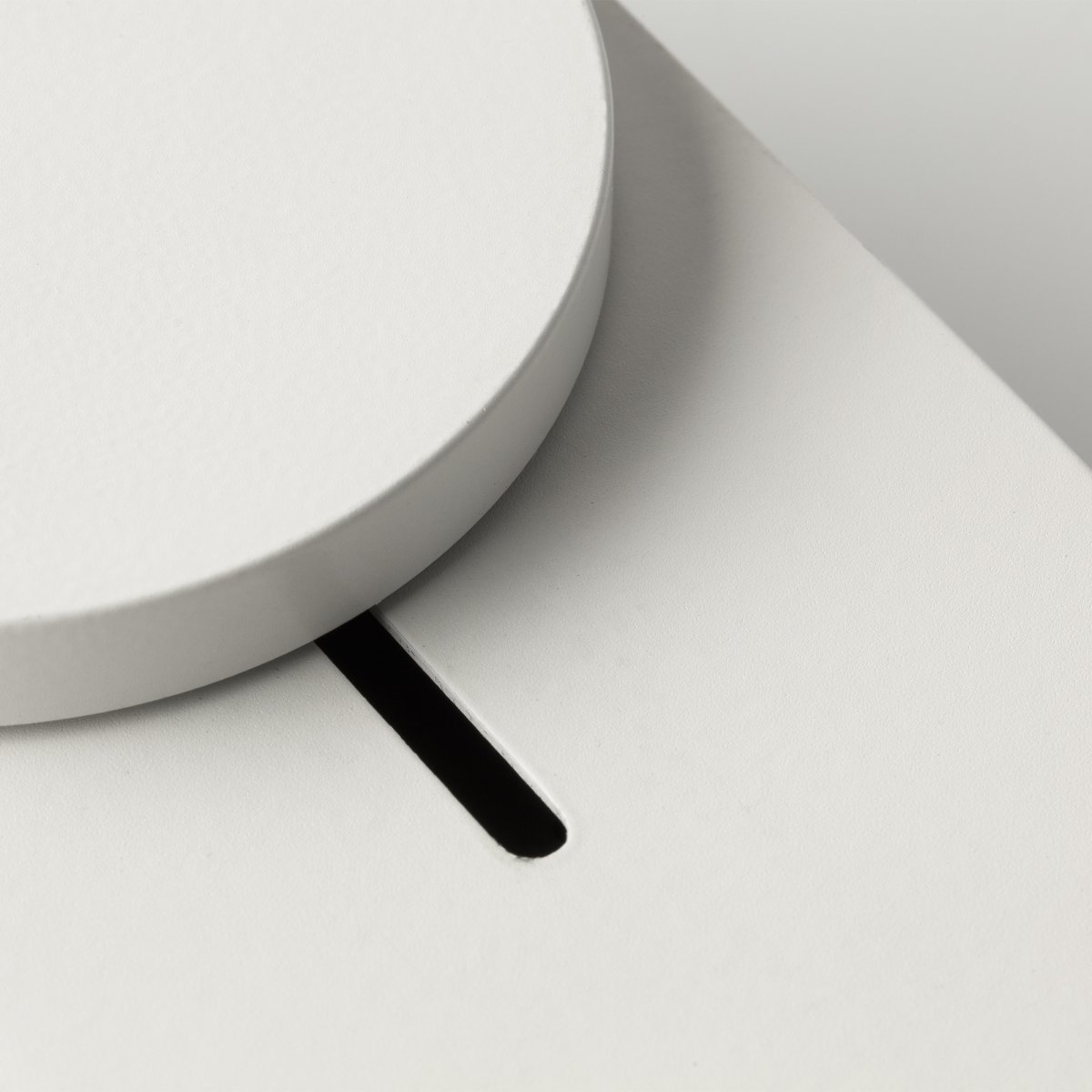 Inviting 86cm Wit klemlamp Van Faro Barcelona - Inviting is een flexibele armaturenserie, ontworpen door Bohman&amp;Folenius, ontworpen om aan uw behoeften en stemmingen te voldoen.