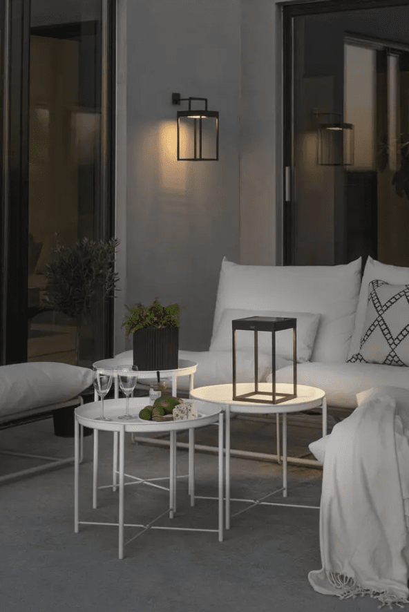 Portofino 30cm Zwart solarlamp Van Konstsmide - De lamp wordt opgeladen met het zonnepaneel op 20 uur of met de meegeleverde USB-C-kabel op 6 uur.