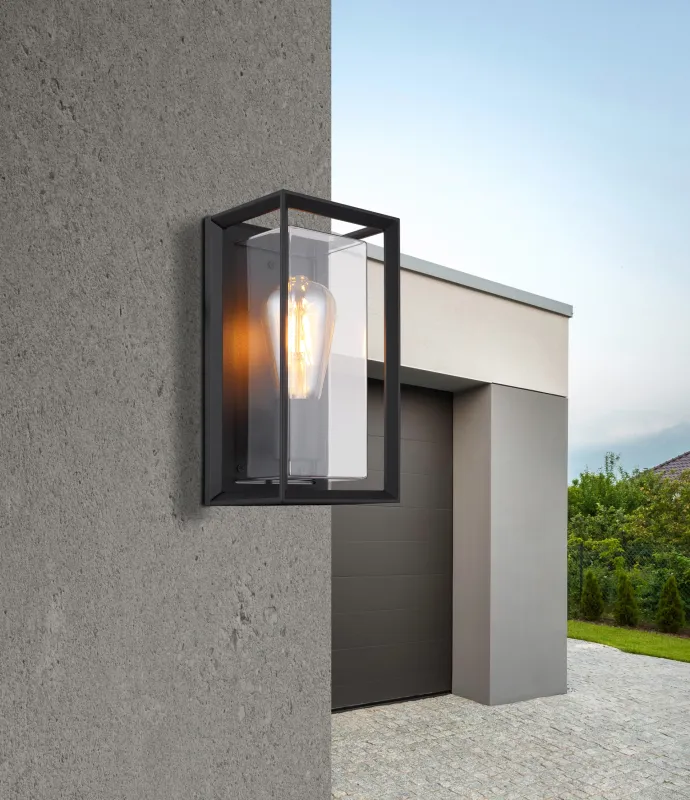 Logana Zwart buitenlamp Van Globo Lighting - Med sin rektangul&auml;ra design och transparenta sk&auml;rm sprider den ett klart och stilrent ljus, perfekt f&ouml;r allt fr&aring;n tr&auml;dg&aring;rdar till uppfarter.