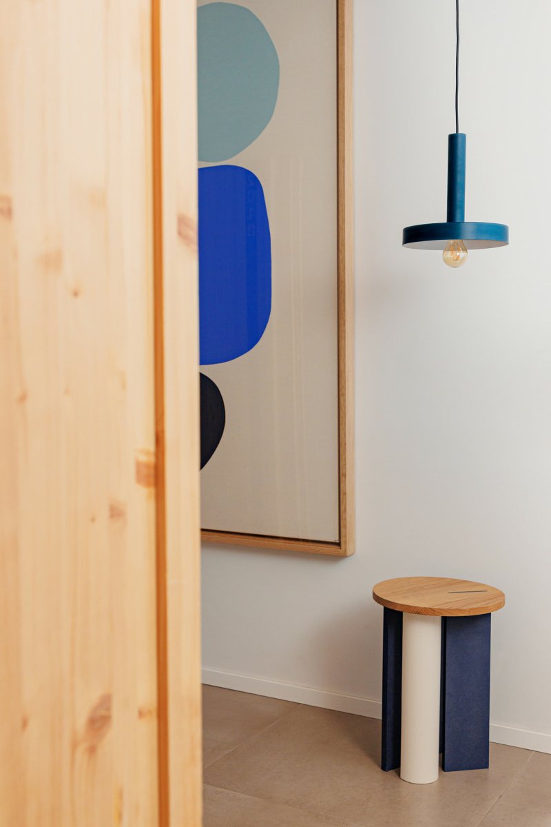 Whizz Ø25 Blauw hanglamp Van Faro Barcelona - Whizz is een stijlvolle hanglamp ontworpen door Christoph Friedrich Wagner, met een moderne kleurencombinatie van wit en blauw.