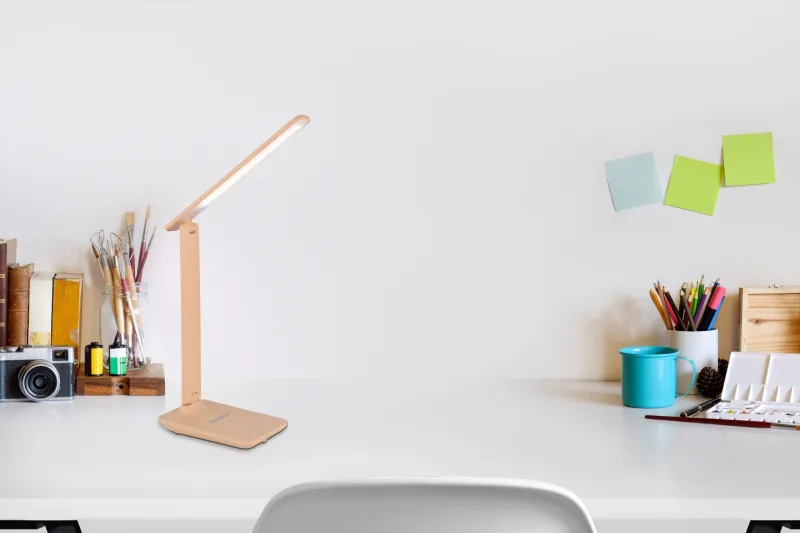 Bulla 56cm Oranje bureaulamp Van Globo Lighting - Med en ljusstyrka p&aring; 350 lumen ger den behagligt ljus, och det medf&ouml;ljande USB-kabeln och adaptern g&ouml;r den extra praktisk.