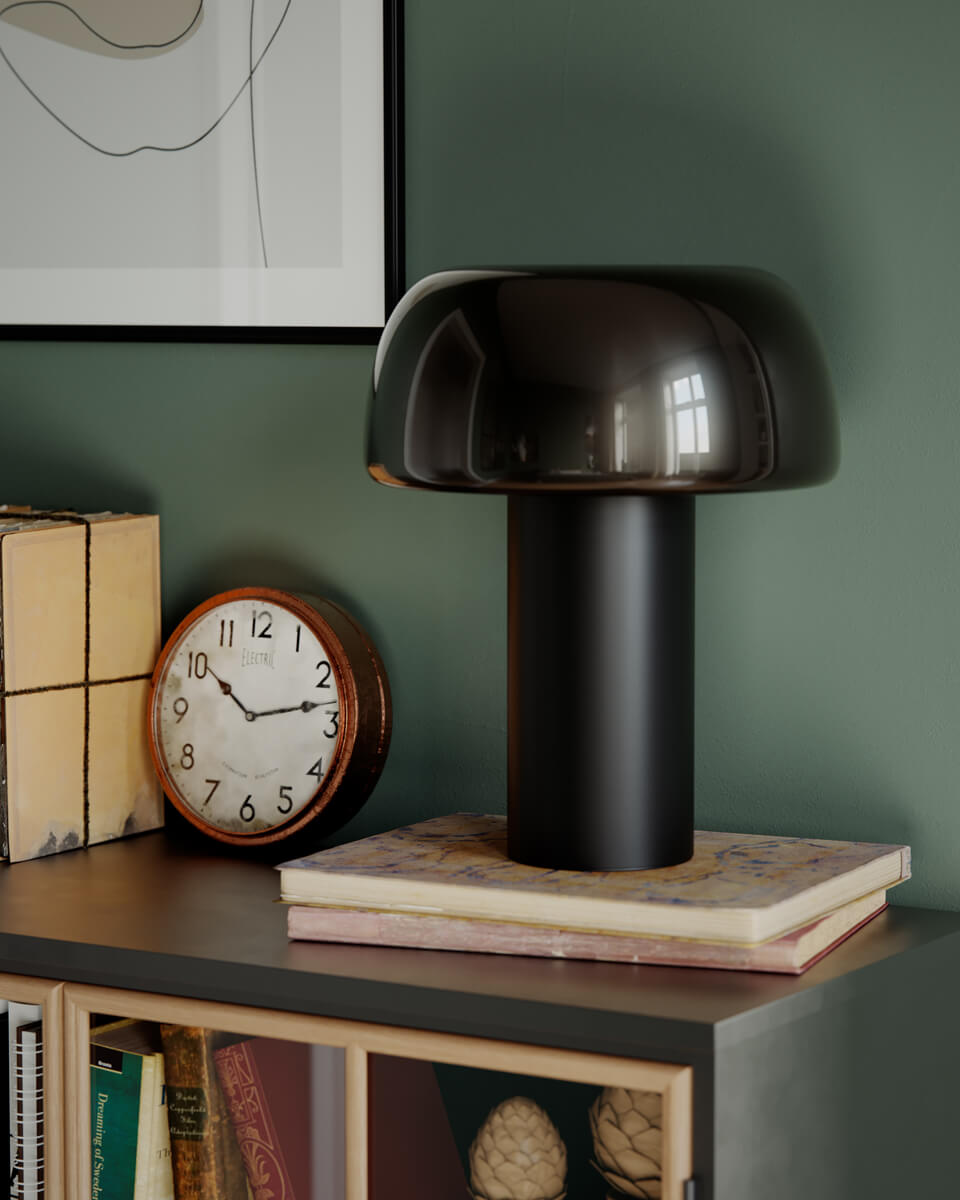 Lean on Me 40cm Zwart Van By Rydéns - De lamp is gemaakt van metaal, waarbij de lampenvoet een matte afwerking heeft en de kap een glanzende afwerking, wat een mooi contrast cre&euml;ert.