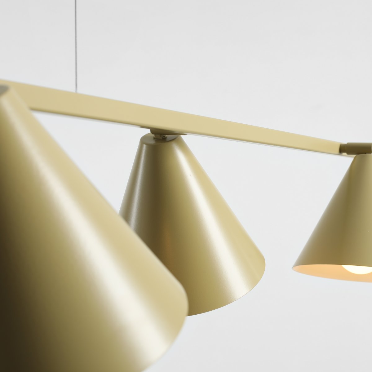 Form 120cm Pistache hanglamp Van Artera - De langwerpige vorm wordt gecombineerd met vier kegelvormige kappen in een zachte pistachegroene kleur, wat de lamp een moderne en decoratieve uitstraling geeft.
