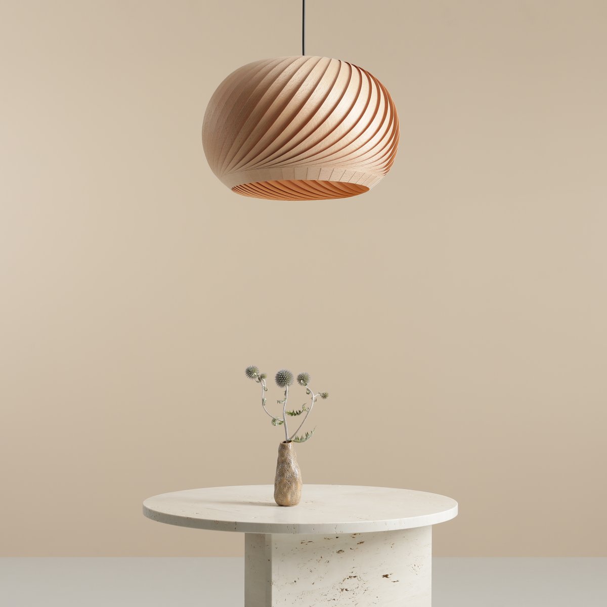 Dark Ø40 Natuur hanglamp Van Artera - De donkere houtafwerking geeft een warme en aardse uitstraling, waardoor het een uitstekende keuze is voor moderne en Scandinavische interieurstijlen.