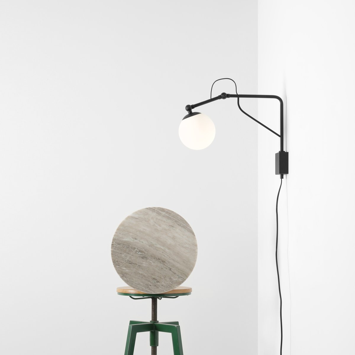 Soho 50cm Zwart wandlamp Van Artera - De lamp heeft een stijlvol matzwart metalen frame en een opaalbol die een zacht, warm licht verspreidt en een uitnodigende sfeer creëert in elke kamer.