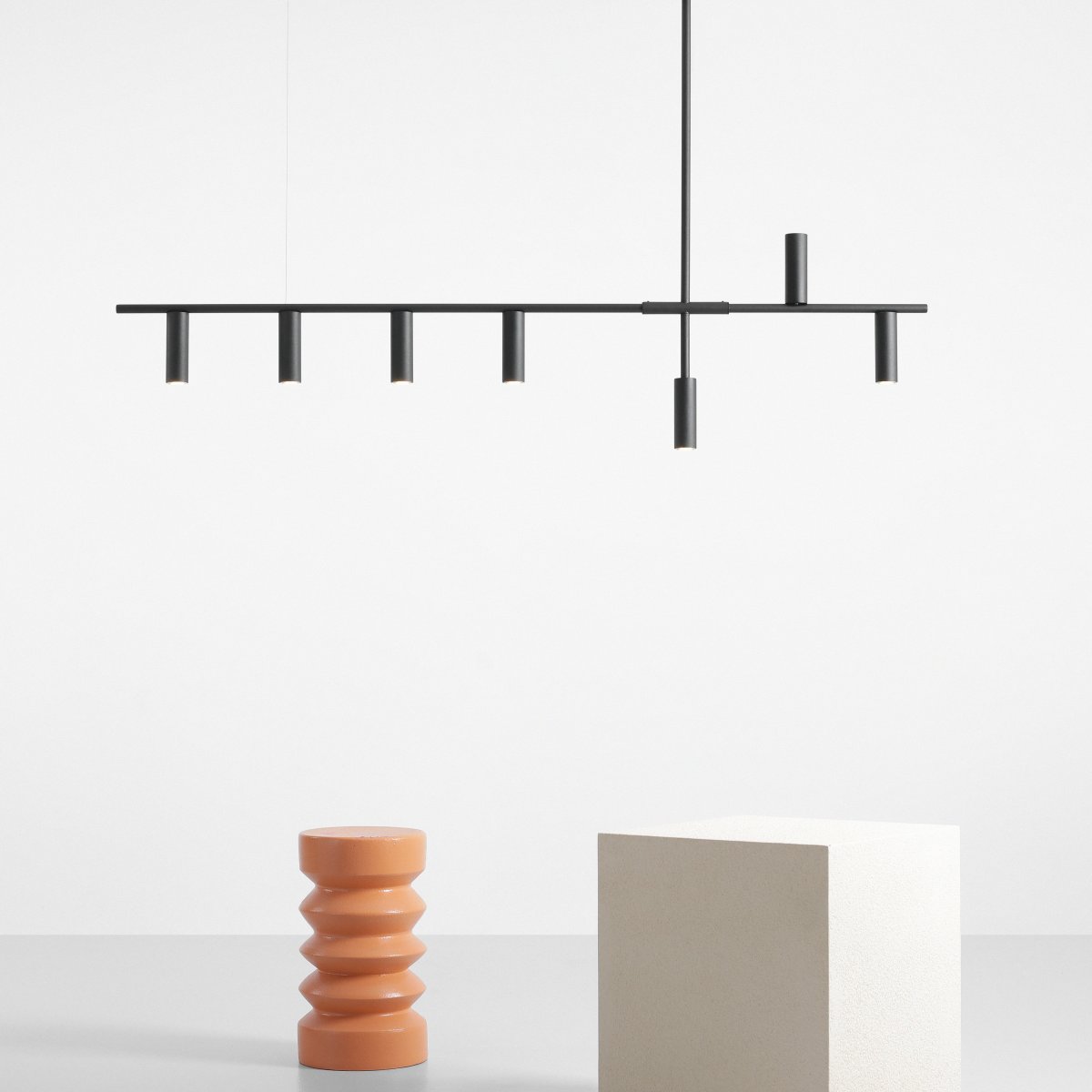 Trevo 145cm Zwart hanglamp Van Artera - Trevo is een minimalistische plafondlamp met een matte zwarte afwerking die het licht verspreidt via zes naar beneden gerichte lichtbronnen, terwijl een enkele buis het licht naar boven richt om het patroon te doorbreken.
