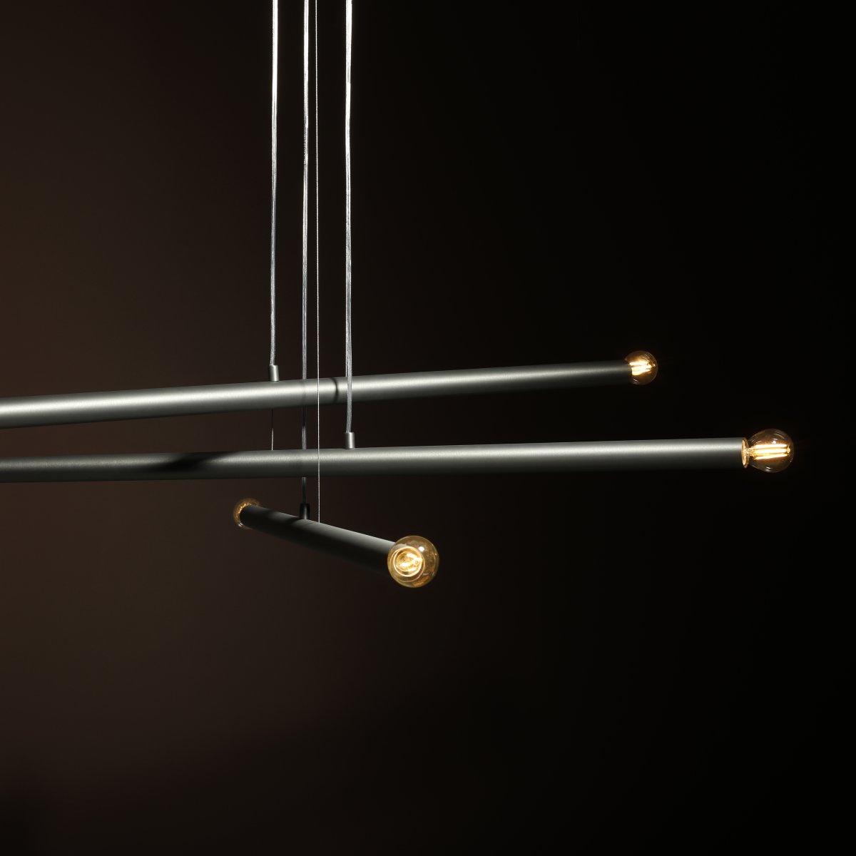 Tubo 6 100cm Staal hanglamp Van Artera - De lamp bestaat uit drie smalle metalen buizen met een elegante stalen afwerking, die op verschillende hoogtes en hoeken zijn geplaatst en zo een spannend en luchtig effect cre&euml;ren.