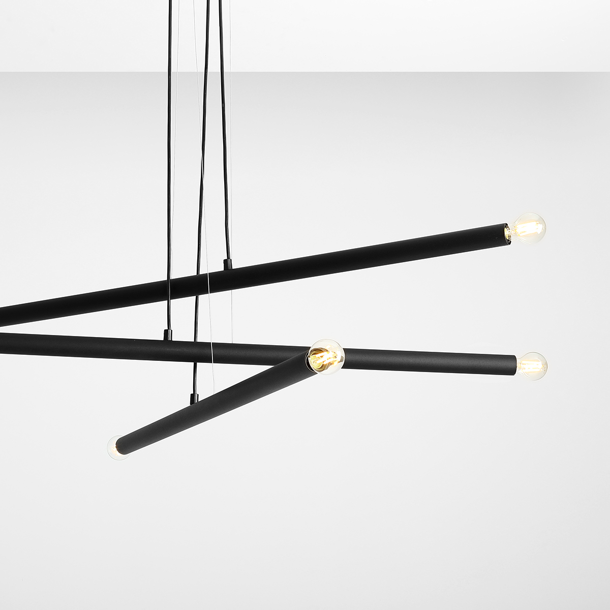 Tubo 6 100cm Zwart hanglamp Van Artera - De lamp bestaat uit drie smalle metalen buizen met een stijlvolle zwarte afwerking, die op verschillende hoogtes en hoeken zijn geplaatst en zo een spannend en luchtig effect creëren.