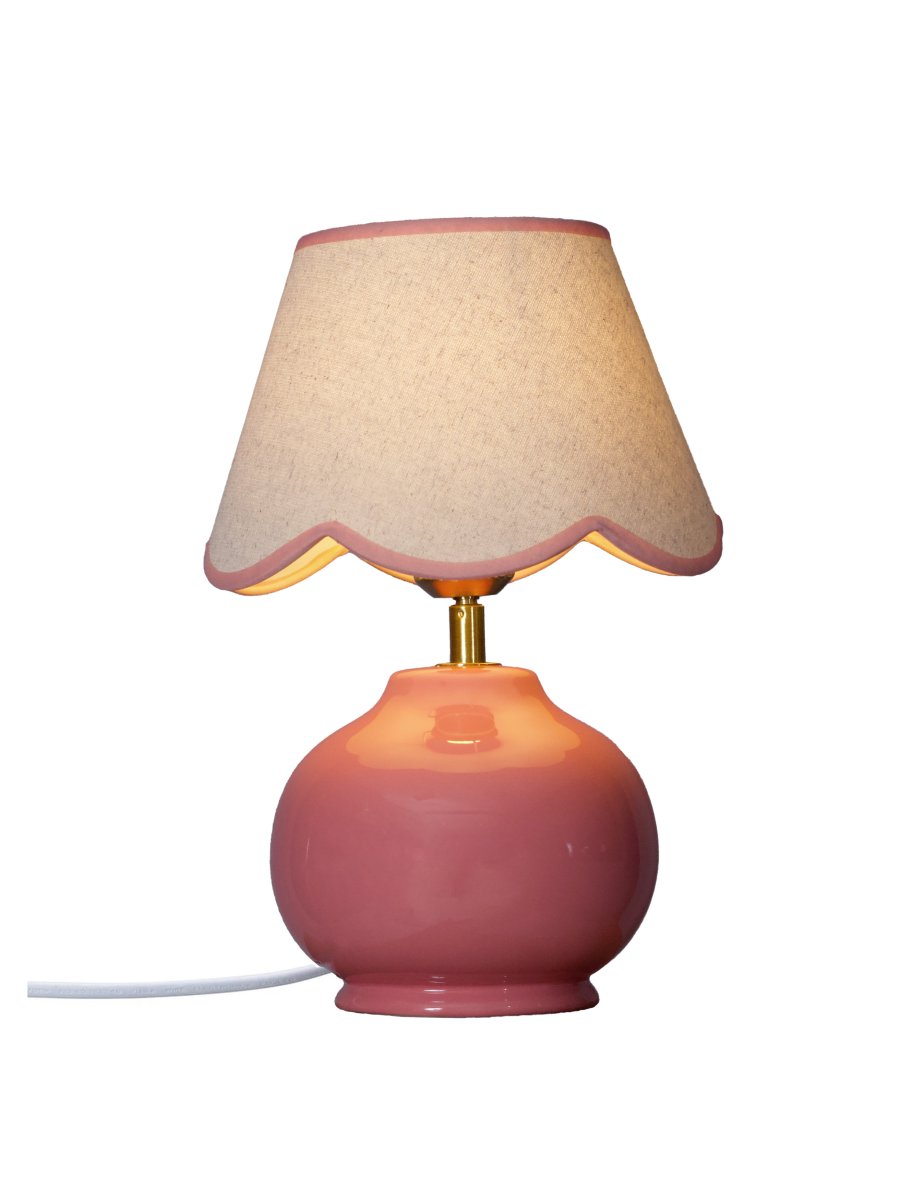Nell 34cm Roze tafellamp Van PR Home - De kap heeft een decoratieve, spiraalvormige onderrand en een fijne afwerking in dezelfde tint als de voet, wat de lamp een elegante en doordachte uitstraling geeft.