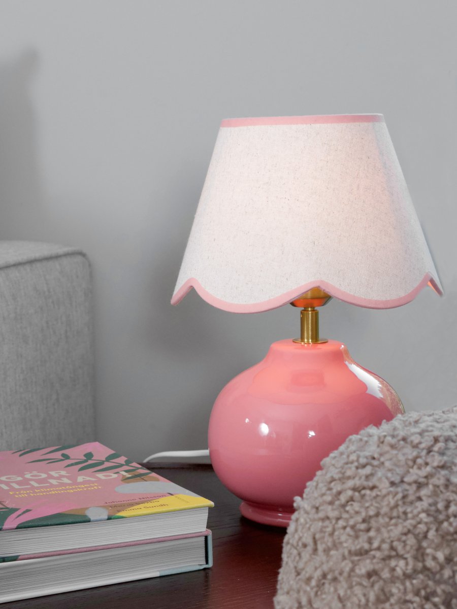 Nell 34cm Roze tafellamp Van PR Home - De kap heeft een decoratieve, spiraalvormige onderrand en een fijne afwerking in dezelfde tint als de voet, wat de lamp een elegante en doordachte uitstraling geeft.