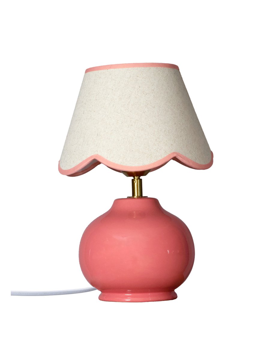 Nell 34cm Roze tafellamp Van PR Home - De kap heeft een decoratieve, spiraalvormige onderrand en een fijne afwerking in dezelfde tint als de voet, wat de lamp een elegante en doordachte uitstraling geeft.
