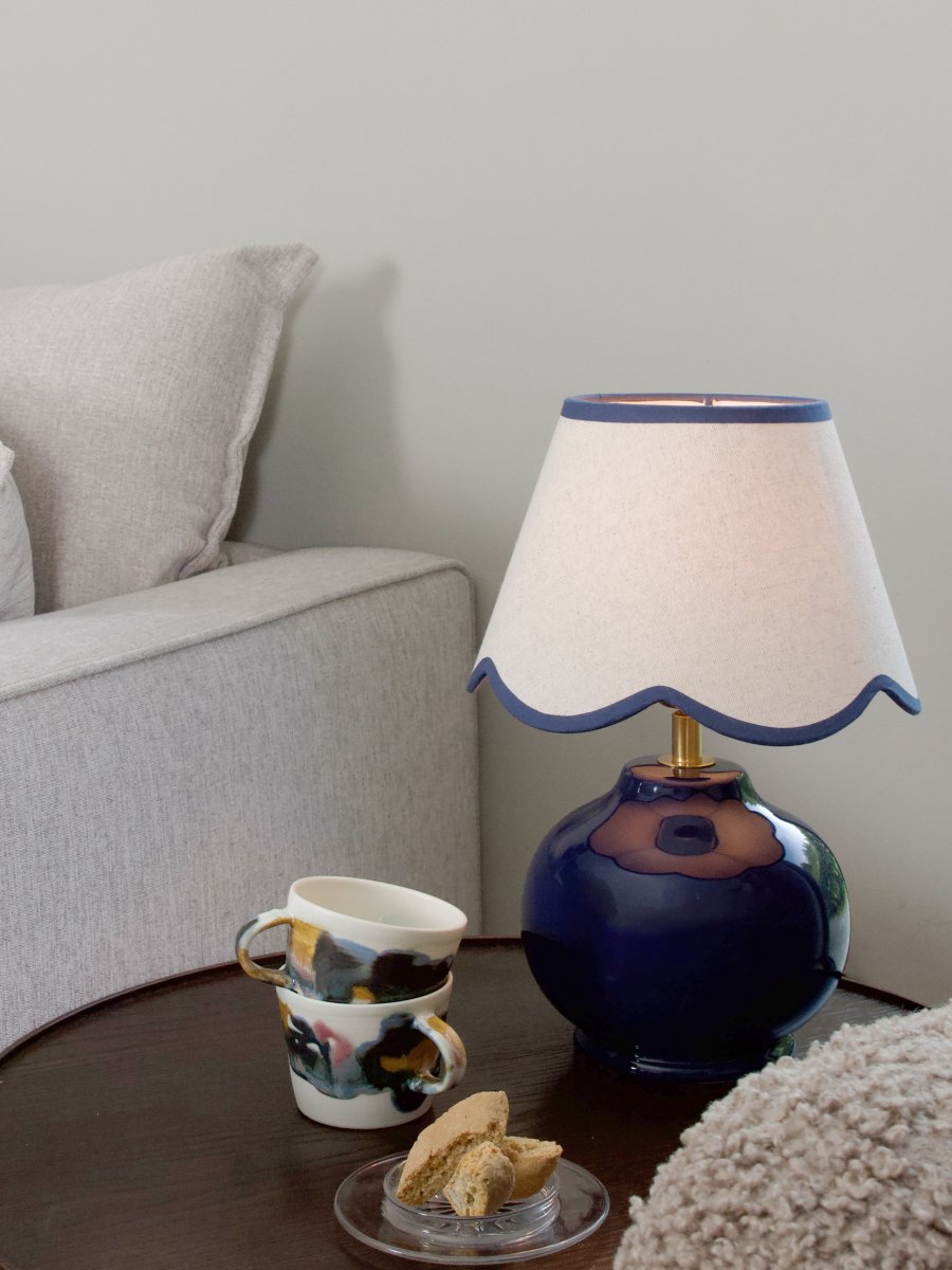 Nell 34cm Blauw tafellamp Van PR Home - De kap heeft een decoratieve, spiraalvormige onderrand en een fijne afwerking in dezelfde tint als de voet, wat de lamp een elegante en doordachte uitstraling geeft.
