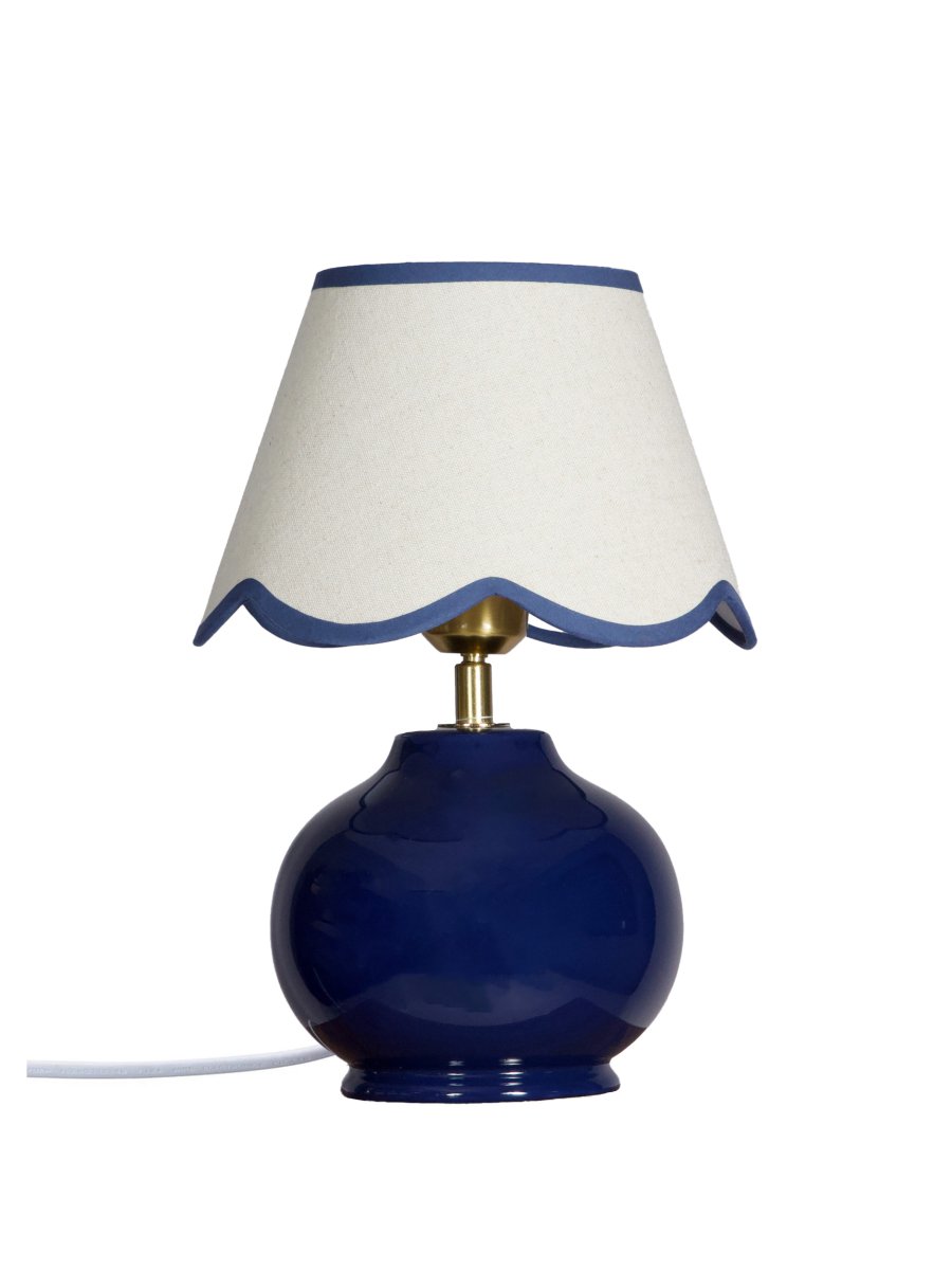 Nell 34cm Blauw tafellamp Van PR Home - De kap heeft een decoratieve, spiraalvormige onderrand en een fijne afwerking in dezelfde tint als de voet, wat de lamp een elegante en doordachte uitstraling geeft.