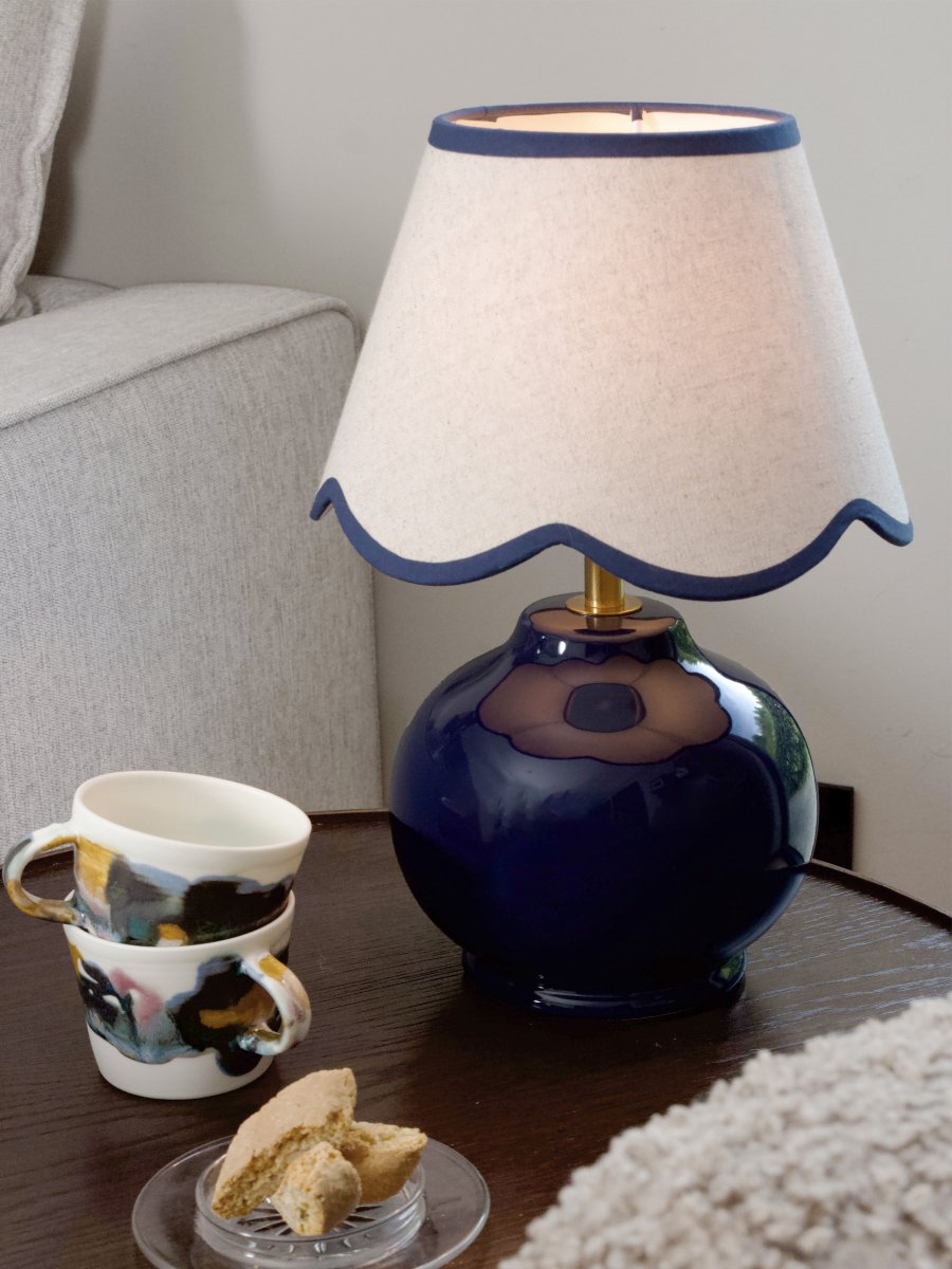 Nell 34cm Blauw tafellamp Van PR Home - De kap heeft een decoratieve, spiraalvormige onderrand en een fijne afwerking in dezelfde tint als de voet, wat de lamp een elegante en doordachte uitstraling geeft.