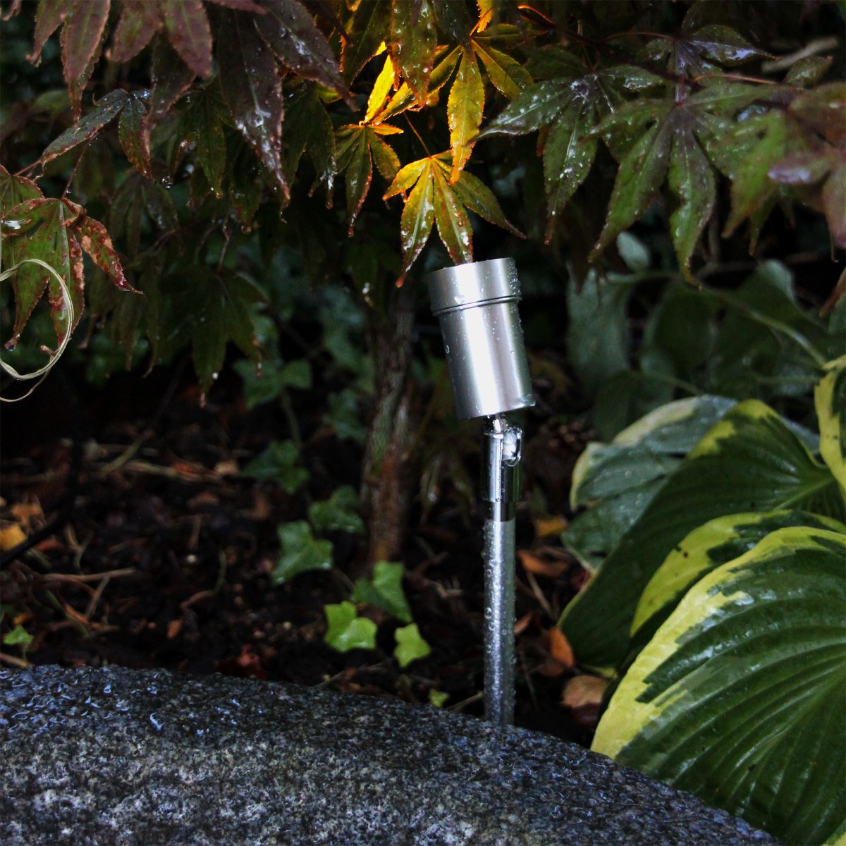 Optica Zilver Van Lightson - Optica is een zeer kleine lamp die geschikt is voor kleinere bomen en struiken of waar u individuele objecten wilt verlichten, zoals een kunstwerk of een waterspiegel.