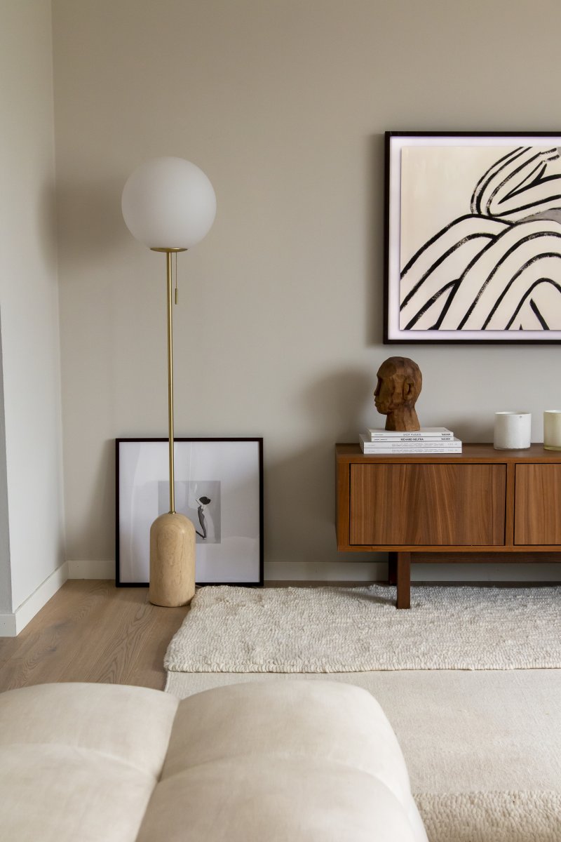 Torrano Beige travertijn vloerlamp Van Globen Lighting - Torrano heeft een voet van prachtig massief steen, metalen details en een glazen kap van mat wit glas.