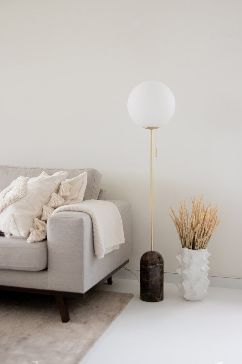 Torrano Bruin marmer vloerlamp Van Globen Lighting - Torrano heeft een voet van prachtig massief steen, metalen details en een glazen kap van mat wit glas.