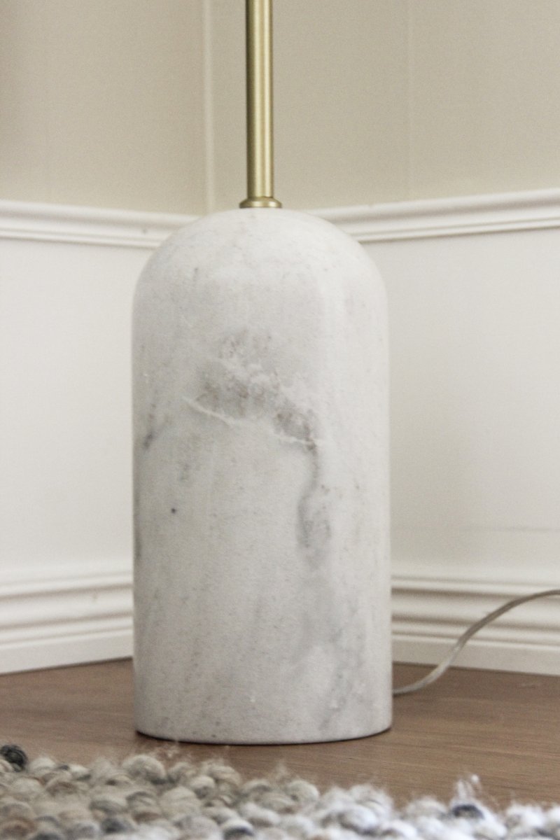 Torrano Wit marmer vloerlamp Van Globen Lighting - Torrano heeft een voet van prachtig massief steen, metalen details en een glazen kap van mat wit glas.