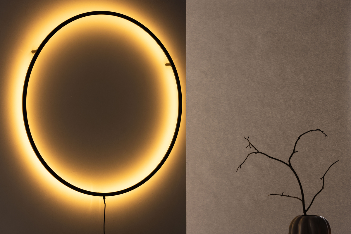 Sörmjöle Zwart wandlamp Van Venture Design - De lamp heeft een rond frame van zwart aluminium met daarachter LED-lampjes die een prachtig licht op de muur en een aangenaam licht in de kamer geven.