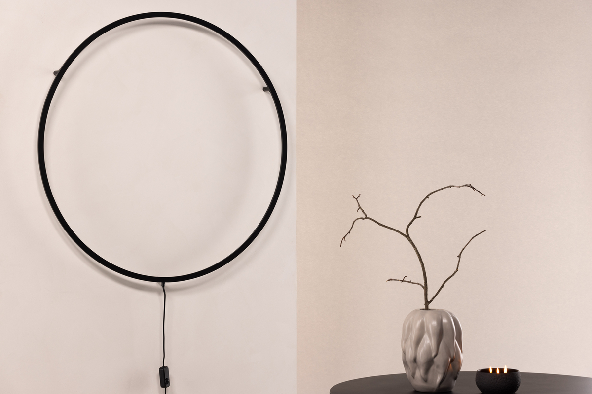 Sörmjöle Zwart wandlamp Van Venture Design - De lamp heeft een rond frame van zwart aluminium met daarachter LED-lampjes die een prachtig licht op de muur en een aangenaam licht in de kamer geven.