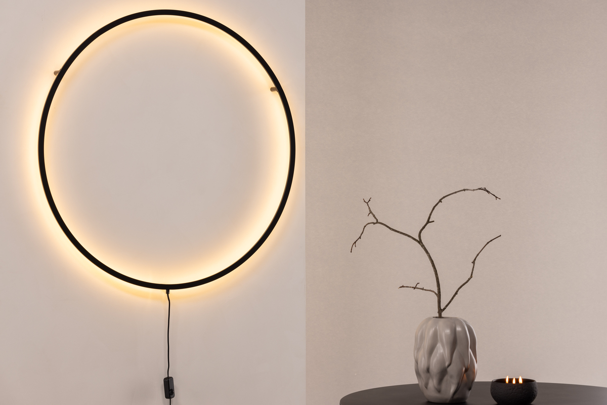 Sörmjöle Zwart wandlamp Van Venture Design - De lamp heeft een rond frame van zwart aluminium met daarachter LED-lampjes die een prachtig licht op de muur en een aangenaam licht in de kamer geven.