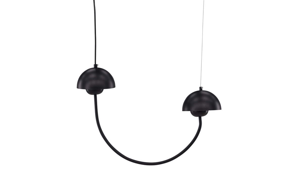 Lyckorna 55cm Zwart hanglamp Van Venture Design - De lampen hebben een afgerond plafond dat een aangenaam licht in de kamer verspreidt.