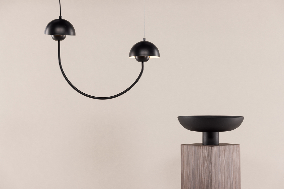 Lyckorna 55cm Zwart hanglamp Van Venture Design - De lampen hebben een afgerond plafond dat een aangenaam licht in de kamer verspreidt.