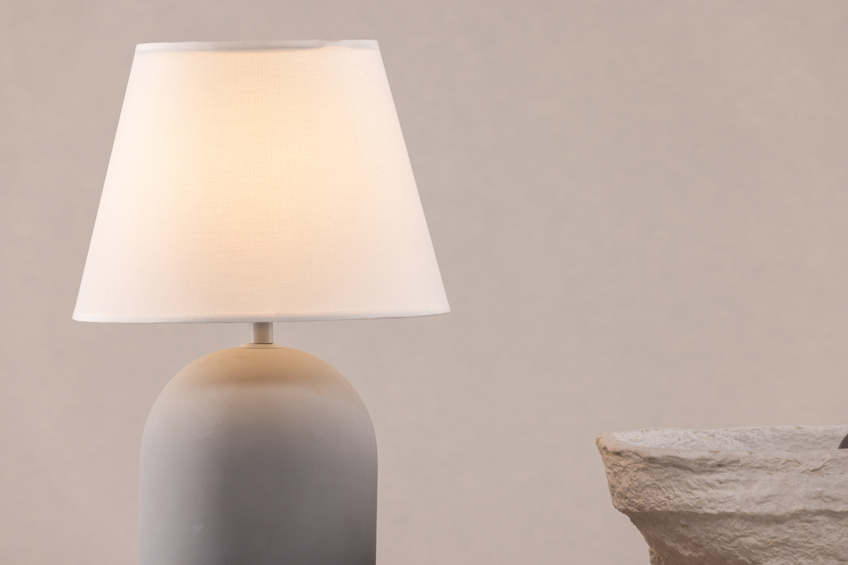 Styrsö 37cm Grijs tafellamp Van Venture Design - Dankzij het stijlvolle design past de lamp goed bij de andere meubels in de kamer en krijgt de kamer een huiselijke uitstraling.