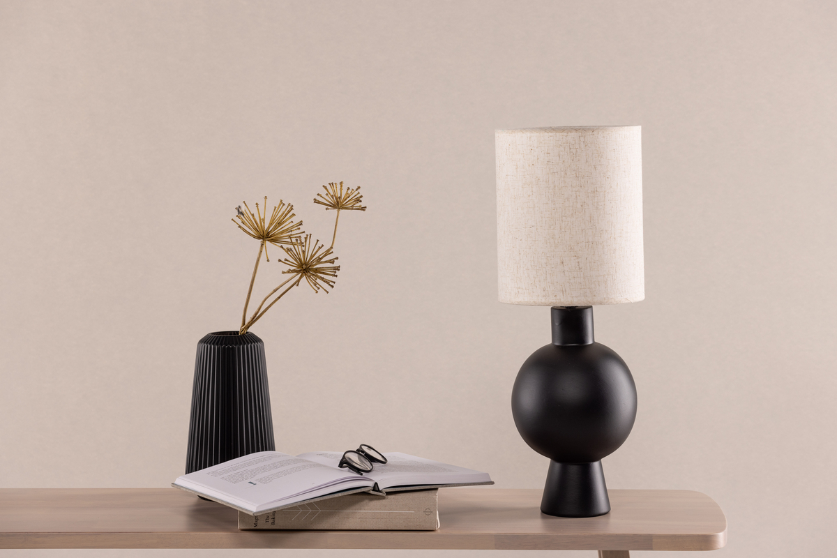 Mysterna 55cm Zwart tafellamp Van Venture Design - Dankzij het doordachte ontwerp en de zachte vormen is deze lamp een prachtige blikvanger met een warme uitstraling.