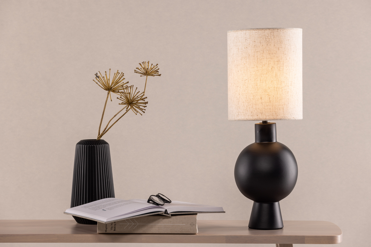 Mysterna 55cm Zwart tafellamp Van Venture Design - Dankzij het doordachte ontwerp en de zachte vormen is deze lamp een prachtige blikvanger met een warme uitstraling.