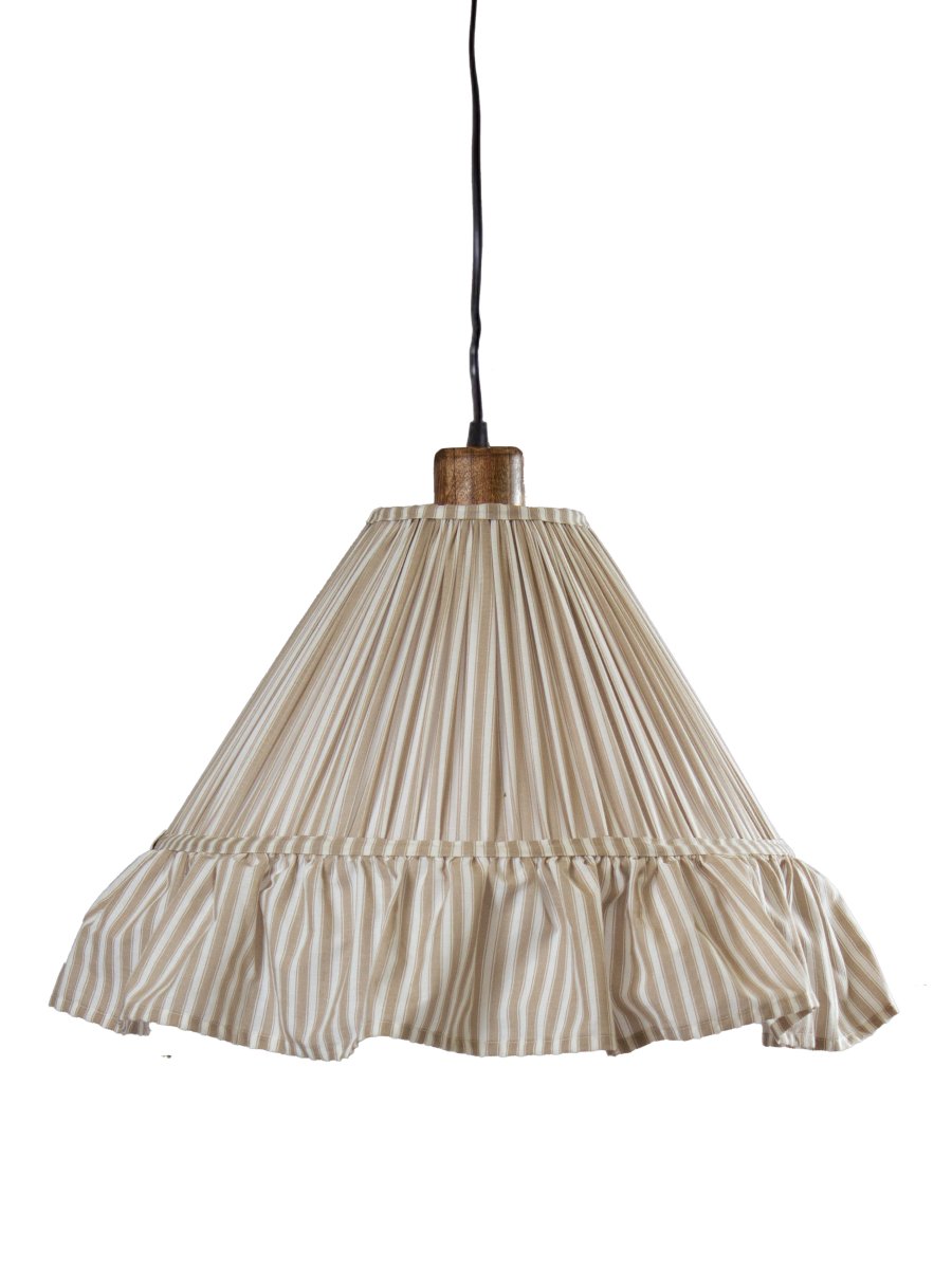 Estrid Ø40 Beige hanglamp Van PR Home - De lampenkap is bekleed met gestreept textiel en heeft een licht kegelvormige kap die aan de onderkant eindigt in een royale ruche.