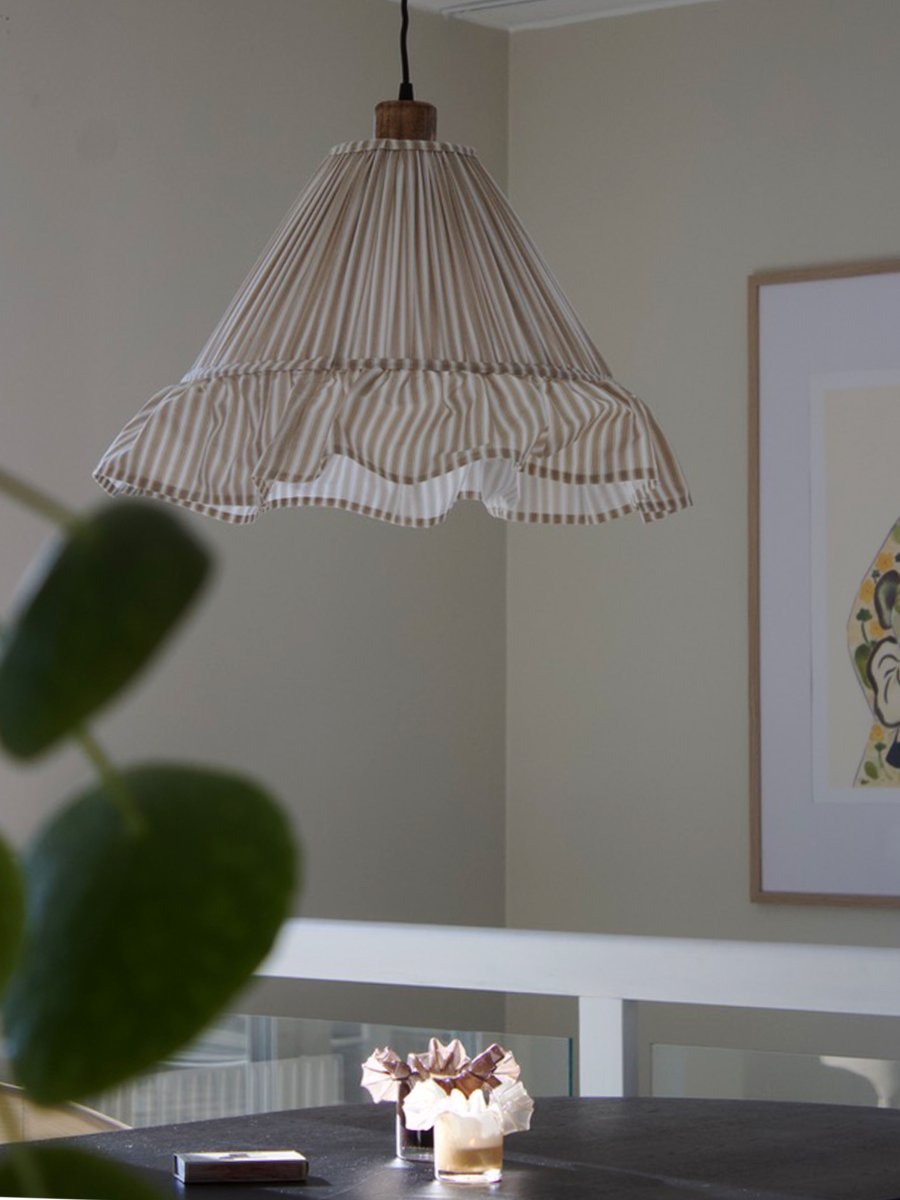 Estrid Ø40 Beige hanglamp Van PR Home - De lampenkap is bekleed met gestreept textiel en heeft een licht kegelvormige kap die aan de onderkant eindigt in een royale ruche.