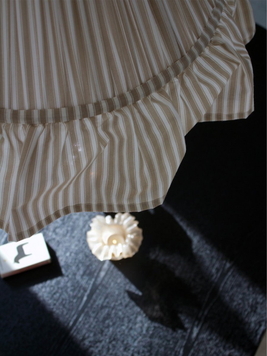 Estrid Ø40 Beige hanglamp Van PR Home - De lampenkap is bekleed met gestreept textiel en heeft een licht kegelvormige kap die aan de onderkant eindigt in een royale ruche.