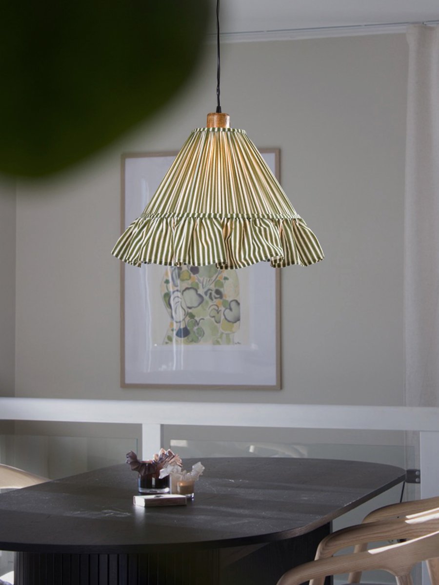 Estrid Ø40 Groente hanglamp Van PR Home - De lampenkap is bekleed met gestreept textiel en heeft een licht kegelvormige kap die aan de onderkant eindigt in een royale ruche.