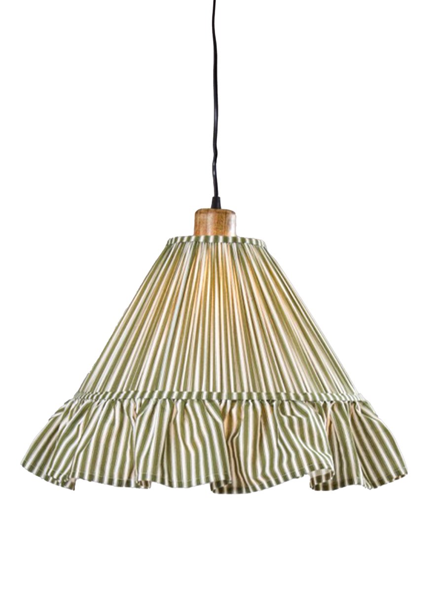 Estrid Ø40 Groente hanglamp Van PR Home - De lampenkap is bekleed met gestreept textiel en heeft een licht kegelvormige kap die aan de onderkant eindigt in een royale ruche.